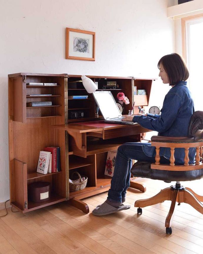 アンティークのデスク・書斎机　アンティーク家具　ホームオフィス社のデスクキャビネット、多機能なイギリスのヴィンテージ家具。ノートパソコンを置いても、余裕のこの広さ。(k-1795-f)