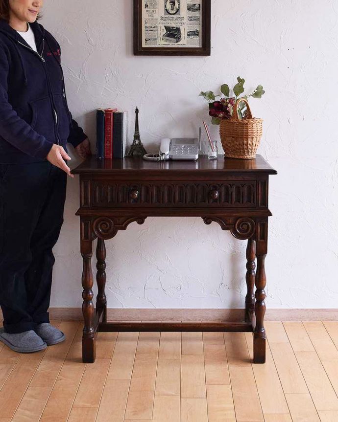 アンティークのテーブル　アンティーク家具　アンティークのおしゃれな英国家具、コンソールテーブル（引き出し付き）。玄関やリビングの片隅に置いてあるだけでオシャレな空気になります。(k-1796-f)