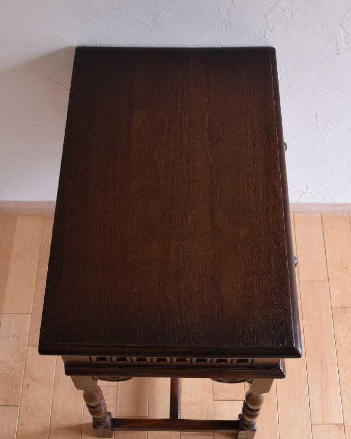 アンティークのテーブル　アンティーク家具　アンティークのおしゃれな英国家具、コンソールテーブル（引き出し付き）。天板も木目がキレイです。(k-1796-f)
