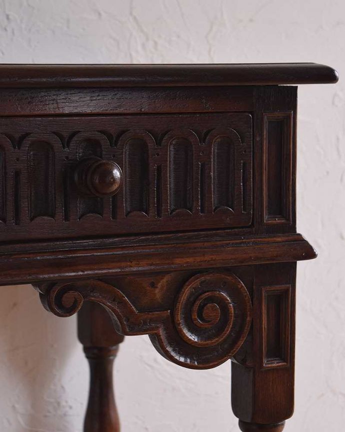 アンティークのテーブル　アンティーク家具　アンティークのおしゃれな英国家具、コンソールテーブル（引き出し付き）。美しい装飾が惹き立つ様に、小さな丸い木製の取っ手が引き出しに付いています。(k-1796-f)