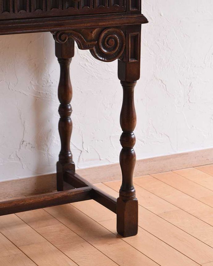アンティークのテーブル　アンティーク家具　アンティークのおしゃれな英国家具、コンソールテーブル（引き出し付き）。安定感のある脚がしっかり支えます。(k-1796-f)