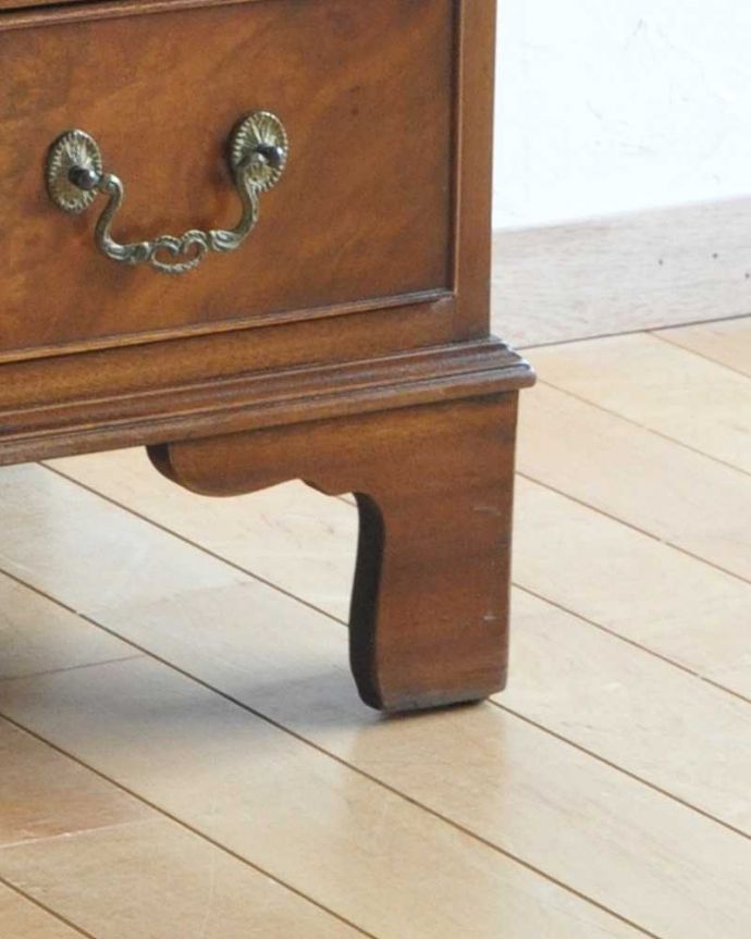 ビューロー　アンティーク家具　ウォルナット材のアンティーク英国輸入家具、美しい木目のライティングビューローデスク。安定感のある脚がしっかり支えます。(k-1797-f)