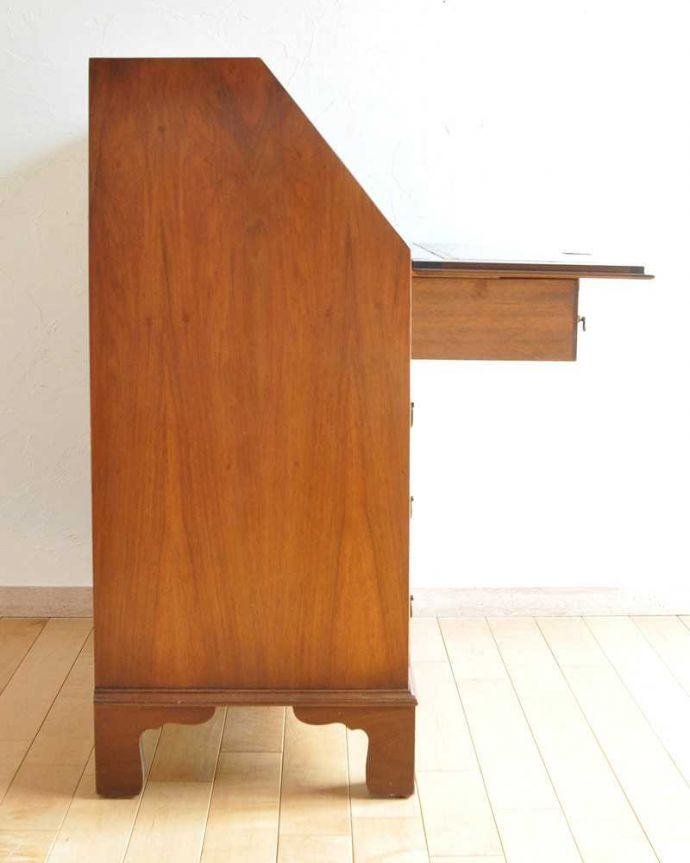 ビューロー　アンティーク家具　ウォルナット材のアンティーク英国輸入家具、美しい木目のライティングビューローデスク。サイドが見えても良いように作られた高級感を感じさせるデザインです。(k-1797-f)
