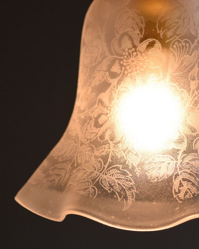 ペンダントライト　照明・ライティング　イギリスのアンティーク照明、お花模様が美しいペンダントランプ（コード・シャンデリア電球・ギャラリーなし）。可愛らしいお花のデザインが付いています。(k-1798-z)
