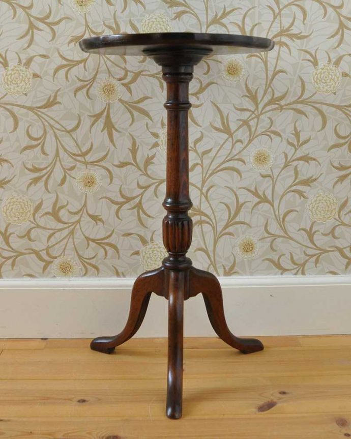 アンティークのテーブル　アンティーク家具　縁どりのレースカットが美しい、マホガニー材の英国輸入のアンティークティーテーブル。場所を選ばない優秀アイテム１つ１つキレイな装飾には、思わずうっとりしてしまいます。(k-1799-f)