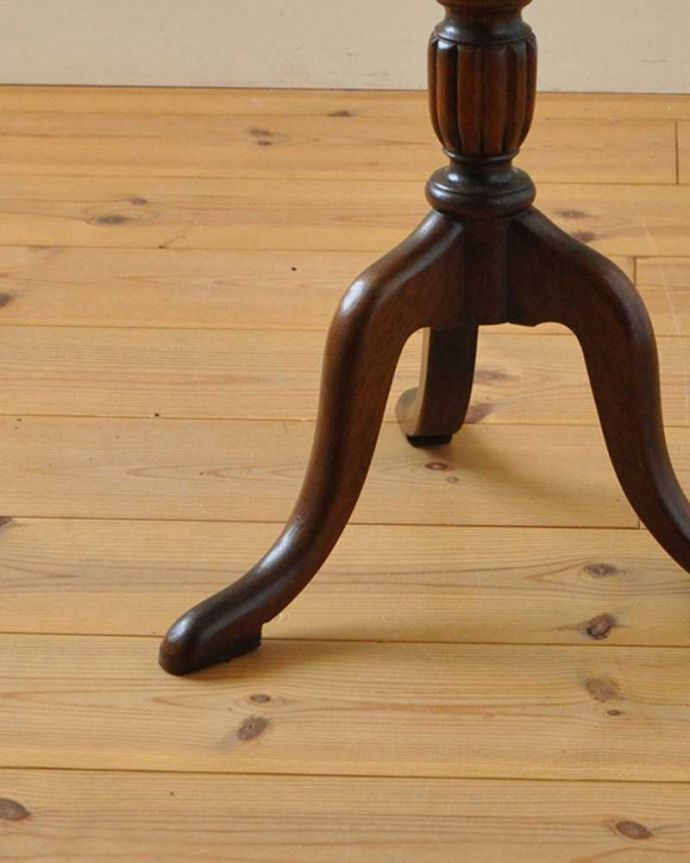 アンティークのテーブル　アンティーク家具　縁どりのレースカットが美しい、マホガニー材の英国輸入のアンティークティーテーブル。脚先までこだわりのシルエット女性らしい可憐なテーブルです。(k-1799-f)