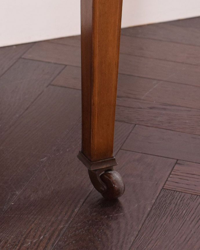 アンティークのドレッサー　アンティーク家具　英国輸入のアンティーク家具、オーバルミラーが付いた美しい英国のドレッシングチェスト。スッキリと細長い脚です。(k-1801-f)