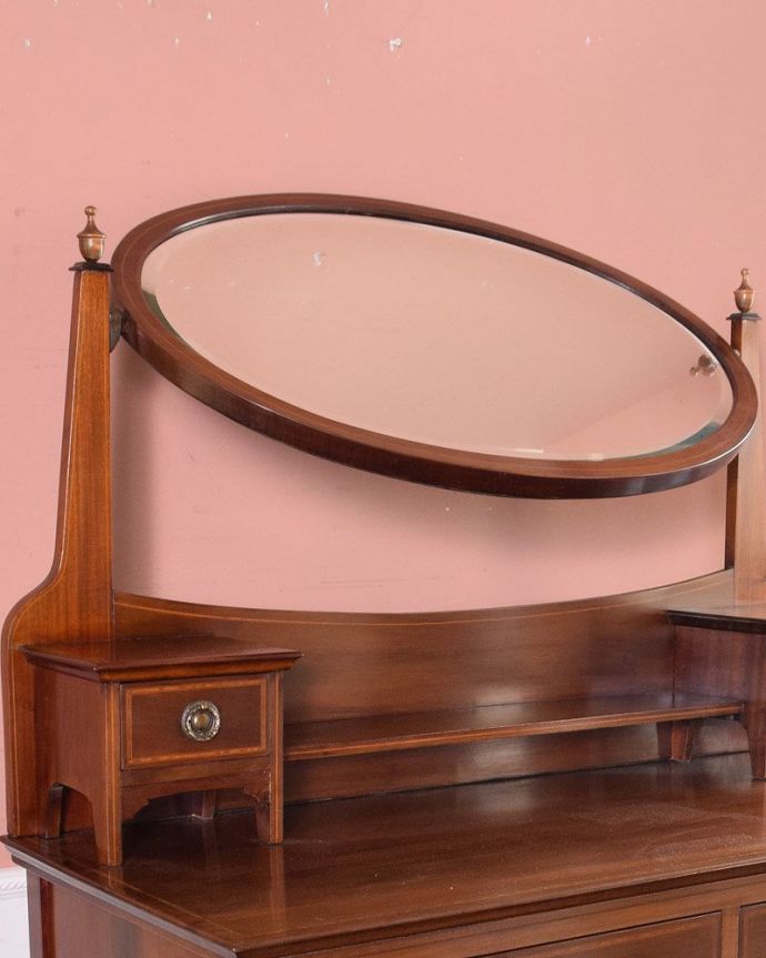 アンティークのドレッサー　アンティーク家具　英国輸入のアンティーク家具、オーバルミラーが付いた美しい英国のドレッシングチェスト。大きな鏡はお部屋を広く見せる効果大。(k-1801-f)