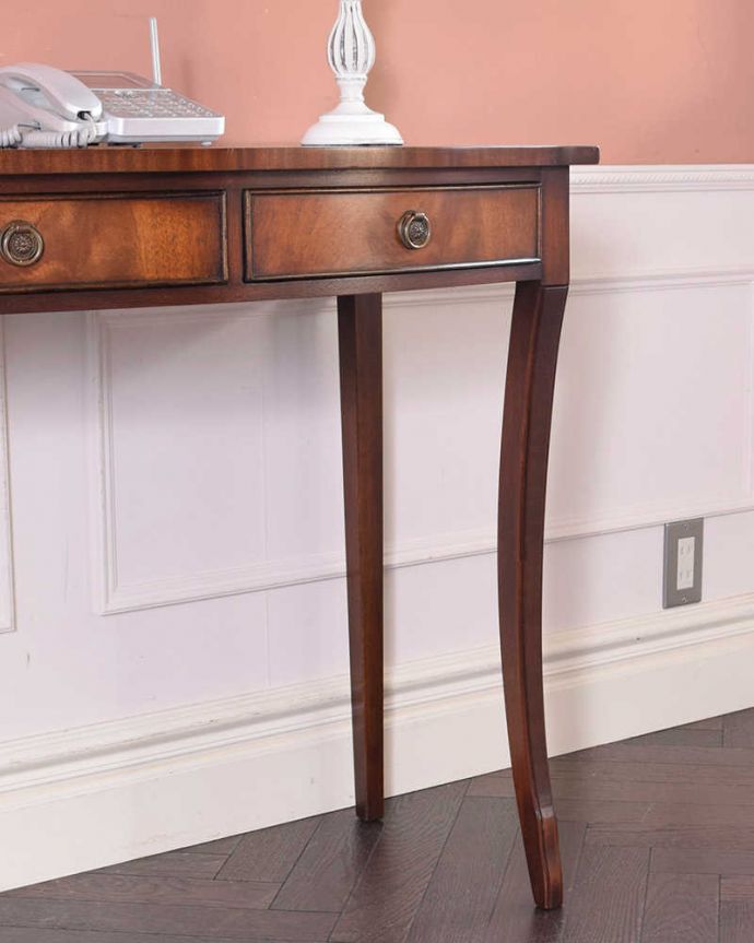 アンティークのテーブル　アンティーク家具　英国輸入のアンティーク家具、引き出し付きの美しいコンソールテーブル（マホガニー材）。脚が細いので、シルエットがとても素敵なんです。(k-1802-f)