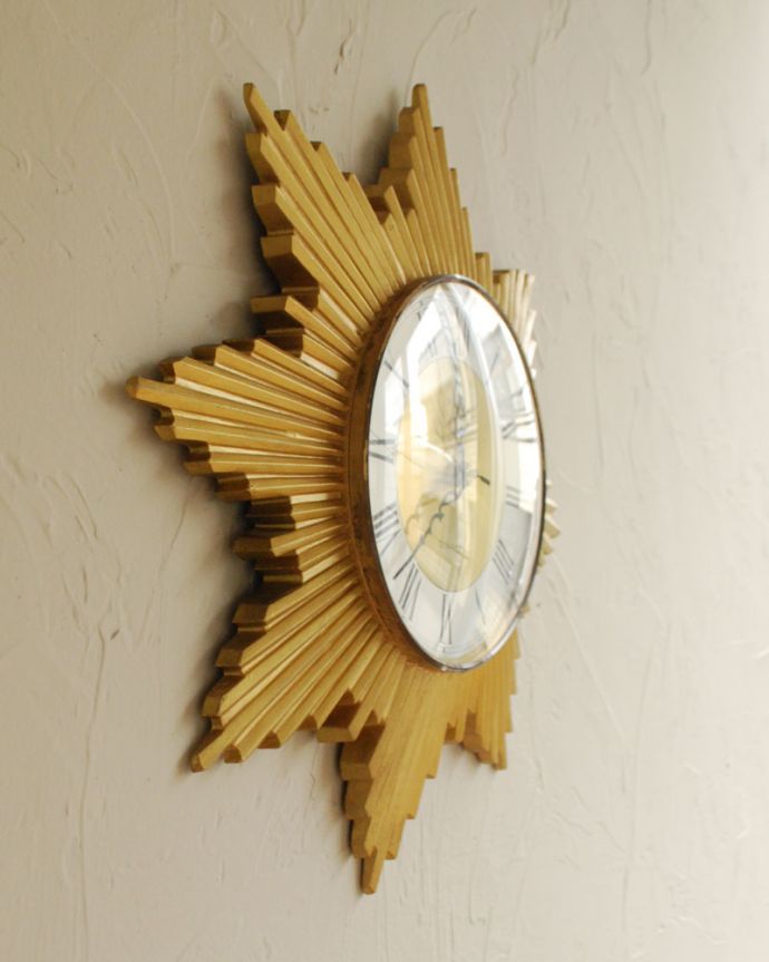 アンティーク その他の雑貨　アンティーク雑貨　太陽がサンサンと輝くアンティークのクォーツ時計。横から見るとこんな感じです。(k-1802-z)