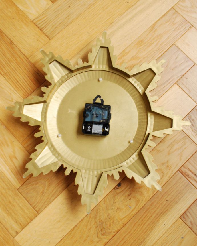 アンティーク その他の雑貨　アンティーク雑貨　太陽がサンサンと輝くアンティークのクォーツ時計。壁に掛ける用の金具が付いています。(k-1802-z)