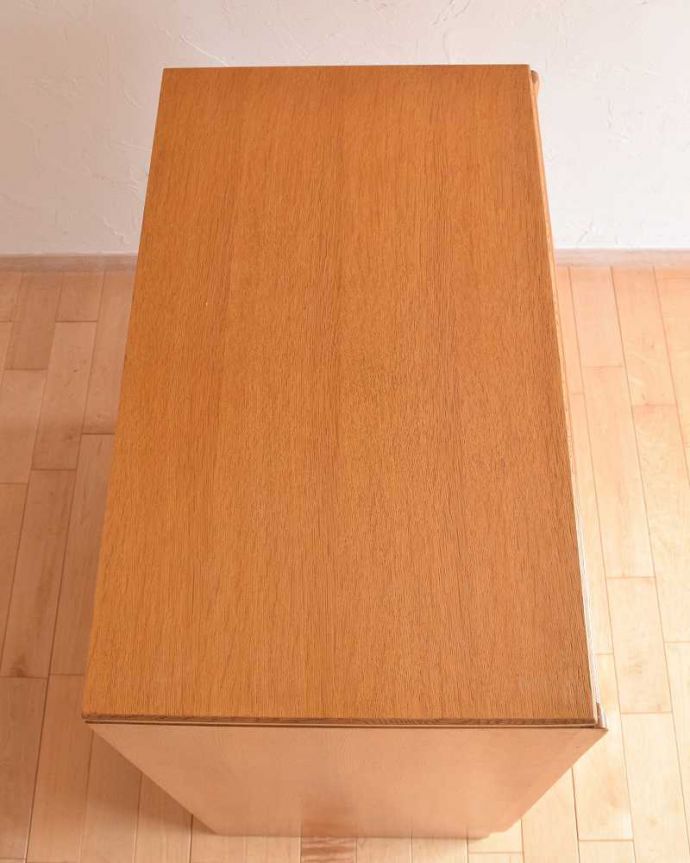 G-PLAN(Gプラン)　アンティーク家具　G-PLANのチェストBrandon（ブランドン） 、北欧スタイルの暮らしにヴィンテージ家具。天板も木目がとってもキレイです。(k-1803-f)