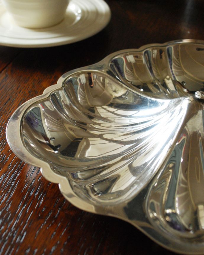 アンティーク シルバー製　アンティーク雑貨　英国の銀食器、三つ葉のクローバーの持ち手付きアンティークシルバートレイ。テーブルがパッと華やかに貴重だったシルバーで作られたテーブルウェア。(k-1803-z)