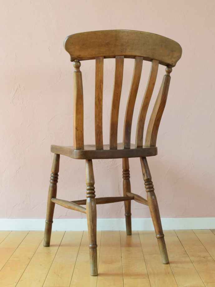 イギリスで見つけたアンティークの椅子、ナチュラル感漂うキッチンチェア