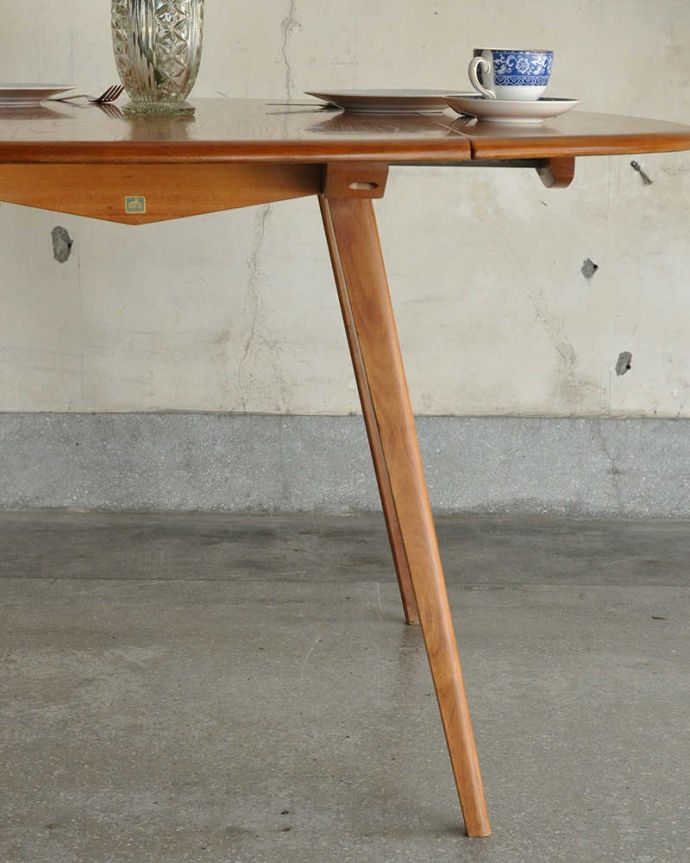 アーコールの家具　アンティーク家具　アーコール（ERCOL）のヴィンテージテーブル、北欧スタイルに似合うドロップリーフテーブル。クールな表情の中に見えるアーコールらしい優しさアーコールの家具って、角の落とし方が独特。(k-1805-f)