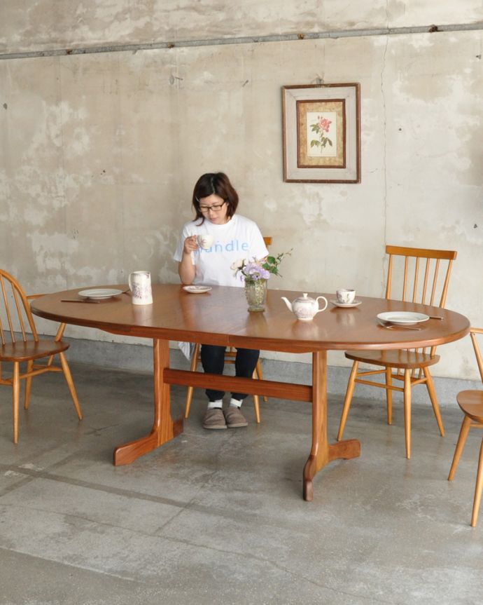 G-PLAN(Gプラン)　アンティーク家具　かっこいい脚の伸張式のダイニングテーブル、G-PLANのヴィンテージ家具。大人気のダイニングテーブル。(k-1807-f)
