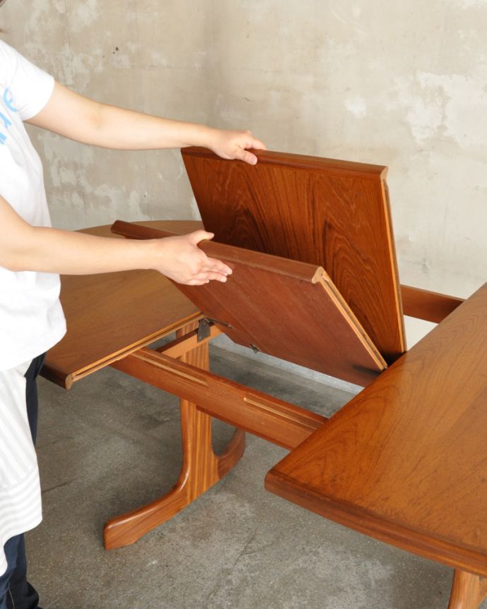 G-PLAN(Gプラン)　アンティーク家具　かっこいい脚の伸張式のダイニングテーブル、G-PLANのヴィンテージ家具。中にたたまれている天板を引き出すだけです。(k-1807-f)