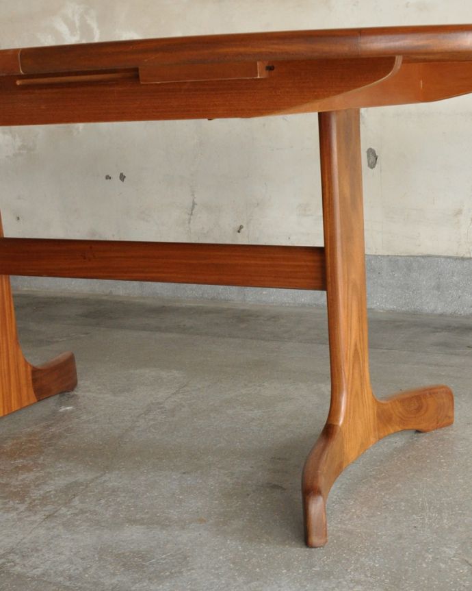 G-PLAN(Gプラン)　アンティーク家具　かっこいい脚の伸張式のダイニングテーブル、G-PLANのヴィンテージ家具。しっかりとした安定感があります。(k-1807-f)