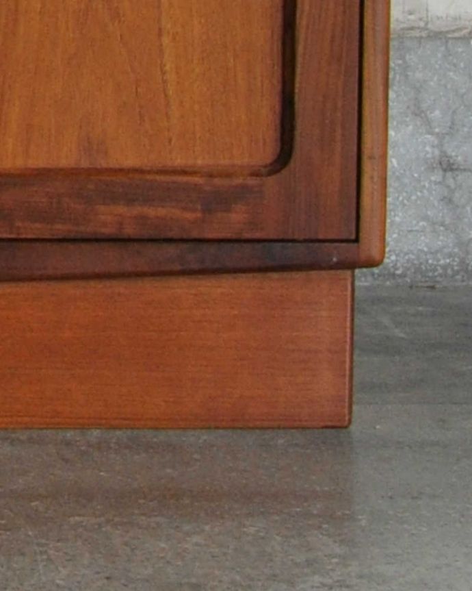 G-PLAN(Gプラン)　アンティーク家具　かっこいいヴィンテージ家具、リビングで活躍してくれるサイドボード。脚は床に付いたデザインです。(k-1808-f)