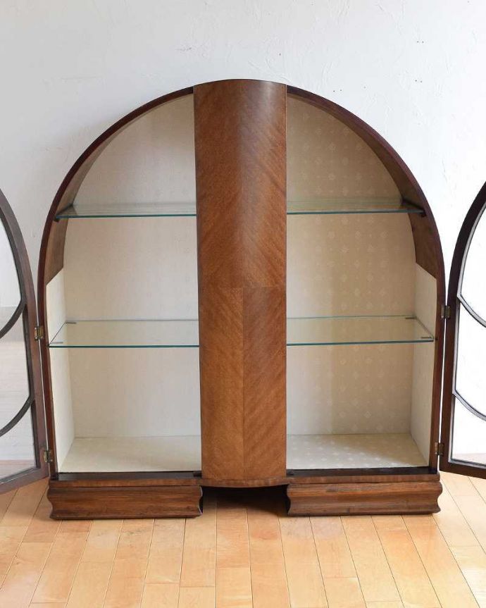 アンティークのキャビネット　アンティーク家具　イギリスのアンティーク家具、美しい装飾が入ったガラスキャビネット。扉を開けて中を見てみましょう背板はクロス張り。(k-1809-f)
