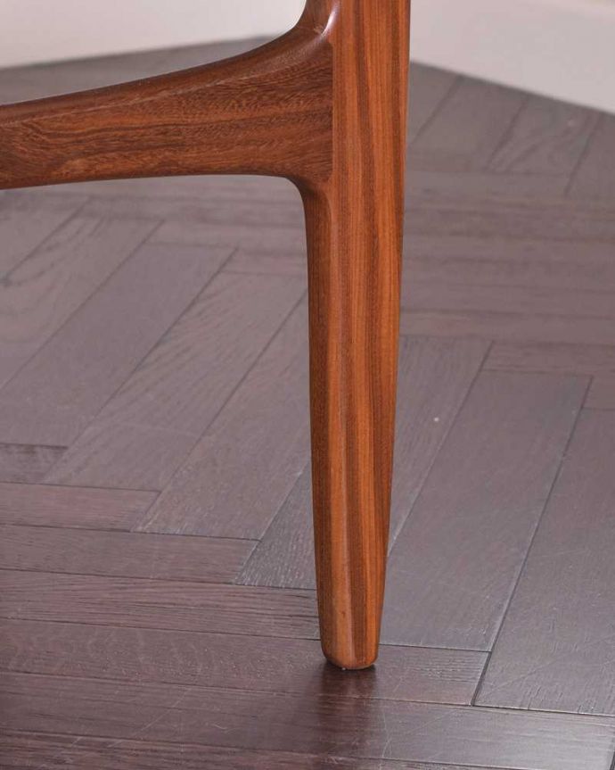 G-PLAN(Gプラン)　アンティーク家具　北欧スタイルのヴィンデージ家具、G-PLANのコーヒーテーブル（棚付き）。持ち上げなくても移動できます！Handleのアンティークは、脚の裏にフェルトキーパーをお付けしていますので、床を滑らせてれば移動が簡単です。(k-1811-f)