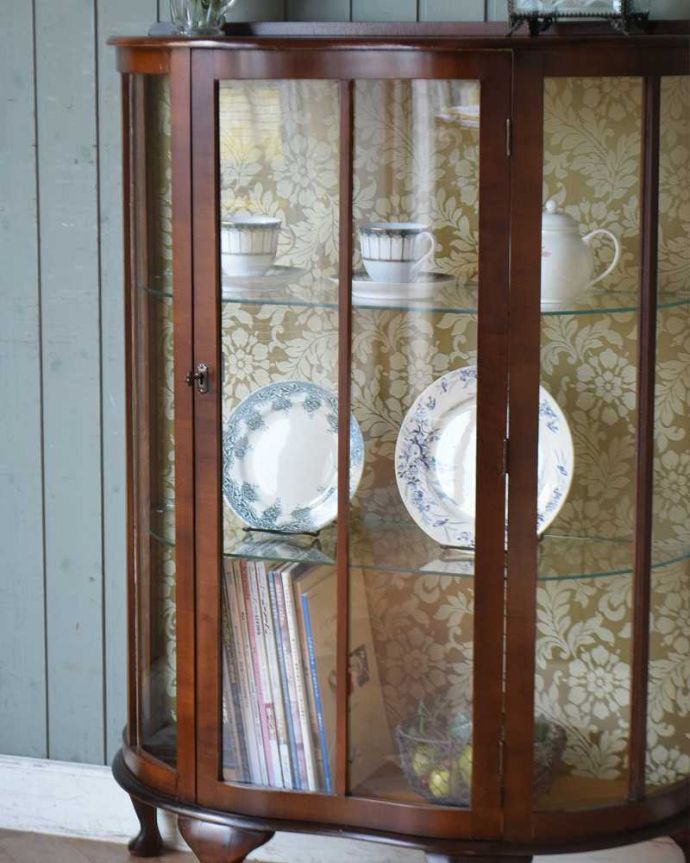 アンティークのキャビネット　アンティーク家具　英国スタイルのアンティーク家具、ウォールナット材の木目が美しいガラスキャビネット。アンティークのガラスを通してみると、なんだか高級光をたっぷり取り入れてくれるガラス扉と棚板。(k-1812-f)