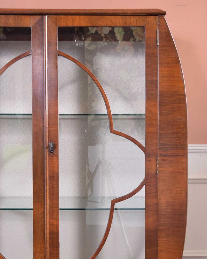 アンティークのキャビネット　アンティーク家具　優雅なシルエットのアンティーク家具、英国輸入のガラスキャビネット（飾り棚）。木の装飾が上品なアクセントになっています。(k-1815-f)