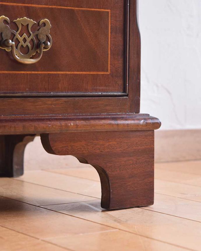 アンティークのチェスト　アンティーク家具　クラシカルなアンティーク英国家具、象嵌の入ったのマホガニー材のチェスト。持ち上げなくても移動できますHandleのアンティーク家具は脚先の部分にフェルトキーパーを付けてお届けしています。(k-1816-f)