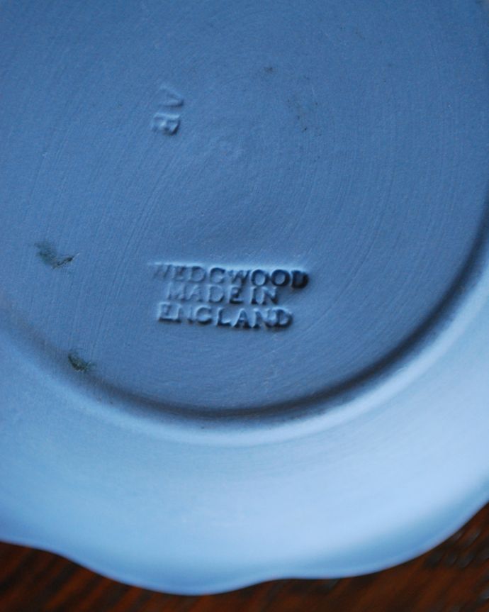 アンティーク 陶磁器の雑貨　アンティーク雑貨　英国アンティークのジャスパーウェア、ウェッジウッドトレイ（Wedgwood）。裏側には品質の証ひっくり返して見ると、ウェッジウッドのマークを見つけることが出来ます。(k-1818-z)