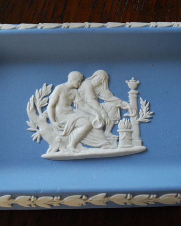 アンティーク 陶磁器の雑貨　アンティーク雑貨　ブルーのアンティークのジャスパーウェア、長方形のウェッジウッドトレイ。古代美術がモチーフになっている模様ぷっくりと浮かび上がる白い模様は、古代ギリシャ・ローマ美術の装飾をモチーフにした繊細で優雅なデザインです。(k-1819-z)