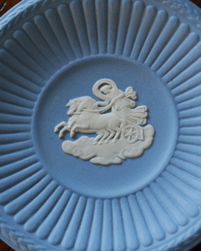 アンティーク 陶磁器の雑貨　アンティーク雑貨　小さなアンティークのジャスパーウェア、ブルーのウェッジウッドのトレイ。古代美術がモチーフになっている模様ぷっくりと浮かび上がる白い模様は、古代ギリシャ・ローマ美術の装飾をモチーフにした繊細で優雅なデザインです。(k-1820-z)