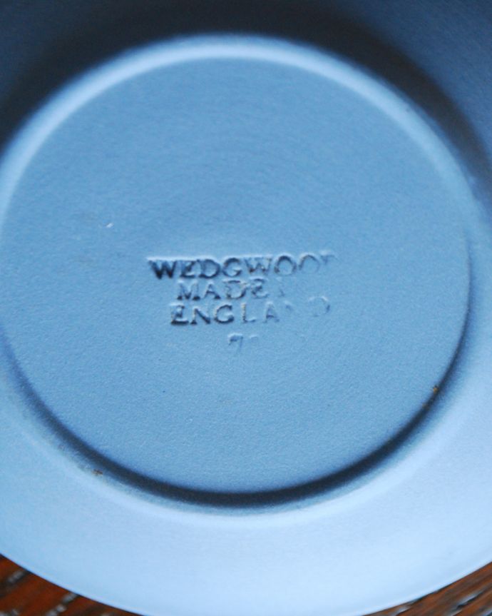 アンティーク 陶磁器の雑貨　アンティーク雑貨　小さなアンティークのジャスパーウェア、ブルーのウェッジウッドのトレイ。裏側には品質の証ひっくり返して見ると、ウェッジウッドのマークを見つけることが出来ます。(k-1820-z)