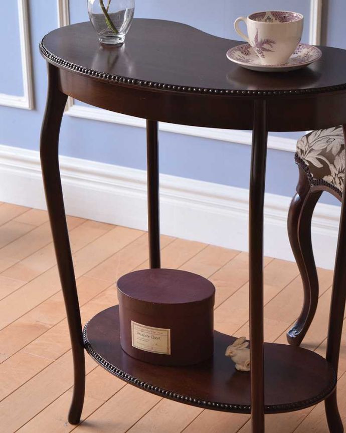 アンティークのテーブル　アンティーク家具　オシャレなビーンズ型のオケージョナルテーブル、高級感があるアンティーク英国家具。木目がとっても美しい･･･落ち着いた雰囲気なので、和室でもお使いいただけますよ。(k-1823-f)