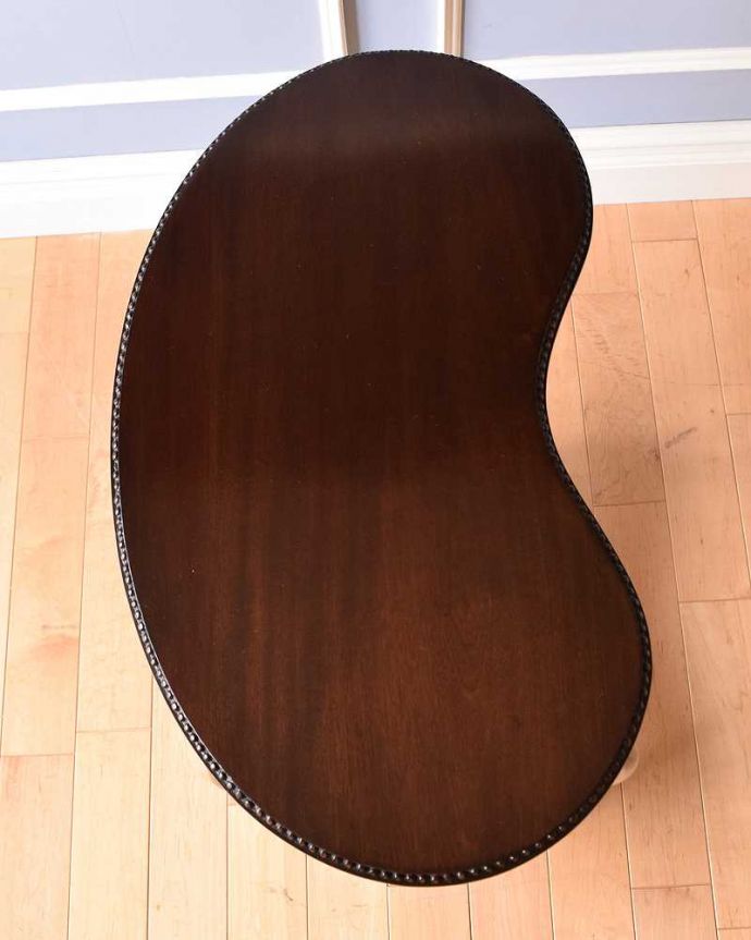 アンティークのテーブル　アンティーク家具　オシャレなビーンズ型のオケージョナルテーブル、高級感があるアンティーク英国家具。いろいろ便利に使えます。(k-1823-f)