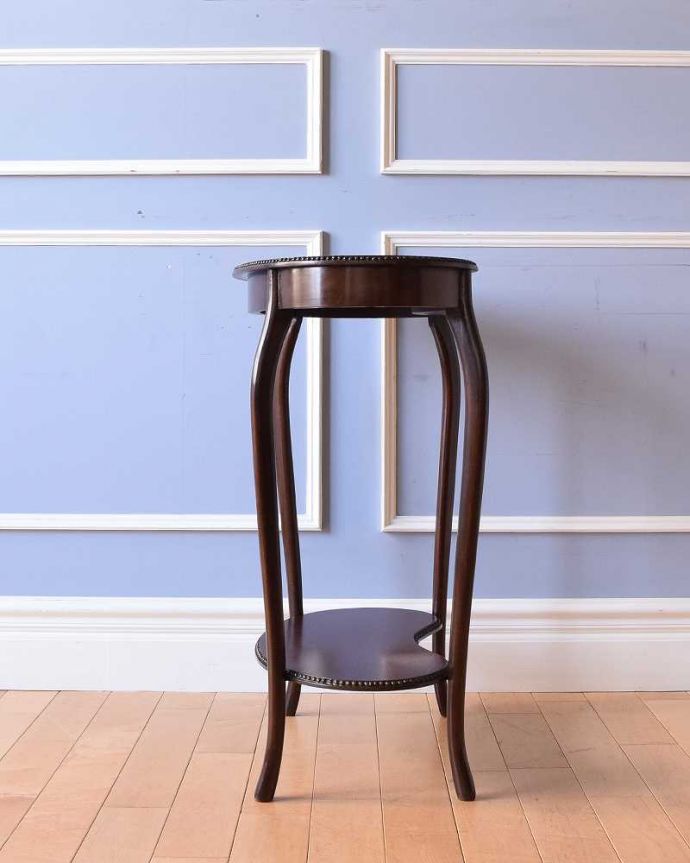 アンティークのテーブル　アンティーク家具　オシャレなビーンズ型のオケージョナルテーブル、高級感があるアンティーク英国家具。クルッと回転。(k-1823-f)