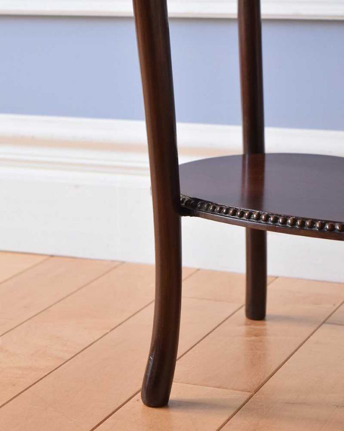 アンティークのテーブル　アンティーク家具　オシャレなビーンズ型のオケージョナルテーブル、高級感があるアンティーク英国家具。持ち上げなくても移動できます！Handleのアンティークは、脚の裏にフェルトキーパーをお付けしていますので、床を滑らせてれば移動が簡単です。(k-1823-f)