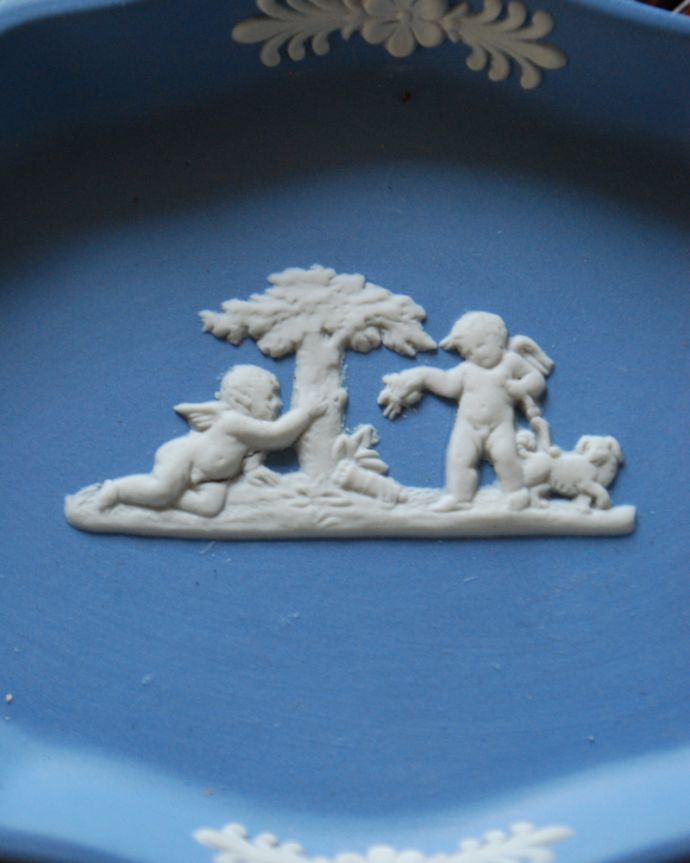 アンティーク 陶磁器の雑貨　アンティーク雑貨　エンジェルが遊ぶアンティークのジャスパーウェア、ウェッジウッドトレイ（Wedgwood） 。古代美術がモチーフになっている模様ぷっくりと浮かび上がる白い模様は、古代ギリシャ・ローマ美術の装飾をモチーフにした繊細で優雅なデザインです。(k-1824-z)