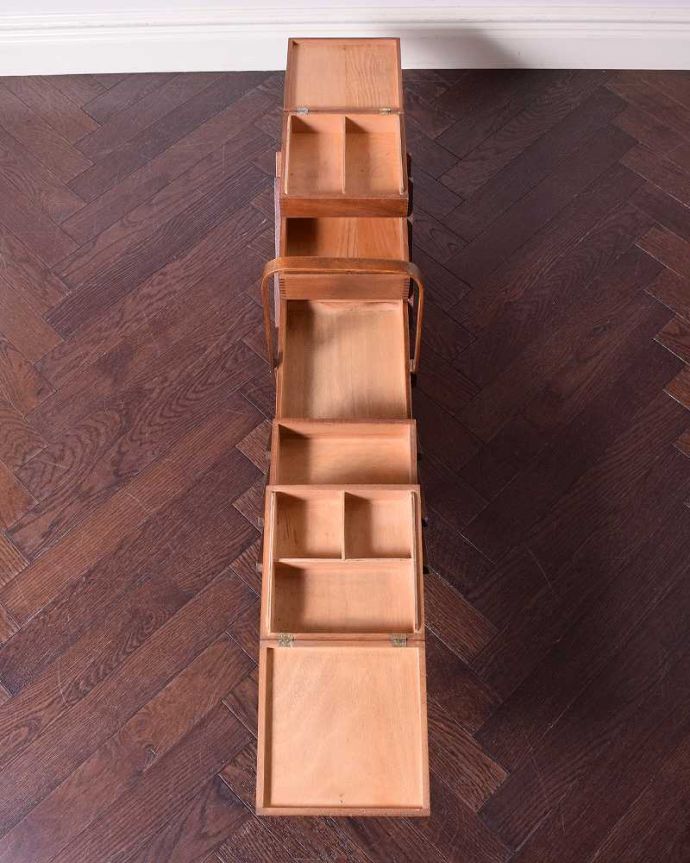 ソーイングボックス　アンティーク家具　可愛い脚付き、小物収納にぴったりなあめ色のアンティークソーイングボックス。３段に分けて収納できます。(k-1825-f)