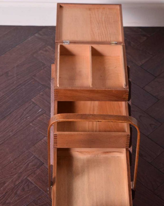 ソーイングボックス　アンティーク家具　可愛い脚付き、小物収納にぴったりなあめ色のアンティークソーイングボックス。仕切りがあって整理しやすいです。(k-1825-f)