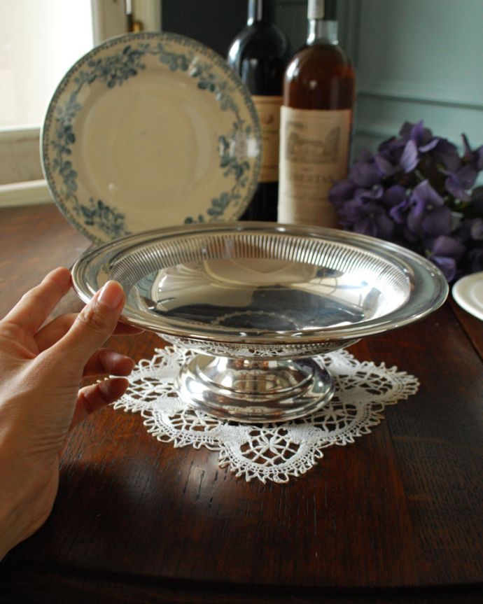 アンティーク シルバー製　アンティーク雑貨　食卓にシルバーの煌めきが華やぐアンティークシルバートレイ。持ち手は横から見ても可愛いデザインです。(k-1826-z)