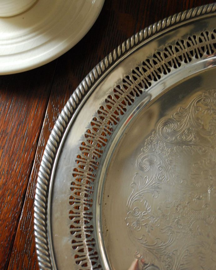 アンティーク 真鍮の雑貨　アンティーク雑貨　英国の銀食器、アンティークのシルバートレイ。アンティークなので多少のキズ・汚れがある場合があります。(k-1827-z)