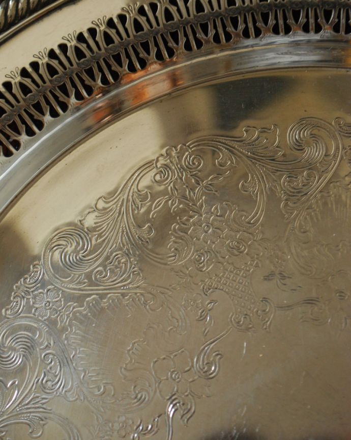 アンティーク 真鍮の雑貨　アンティーク雑貨　英国の銀食器、アンティークのシルバートレイ。繊細で上品な装飾が入っています。(k-1827-z)