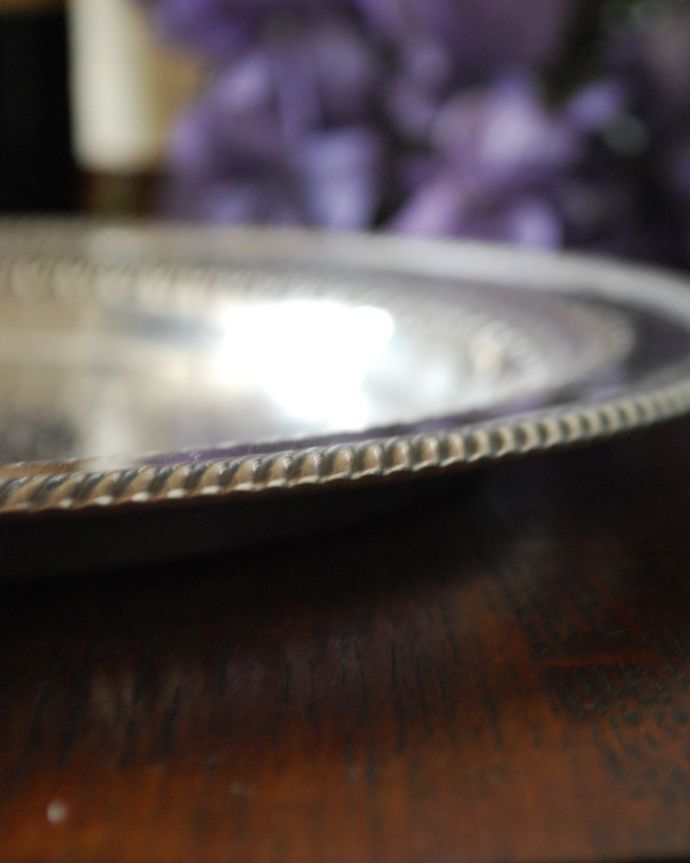 アンティーク 真鍮の雑貨　アンティーク雑貨　英国の銀食器、アンティークのシルバートレイ。少し深さがあるので便利にお使いいただけます。(k-1827-z)