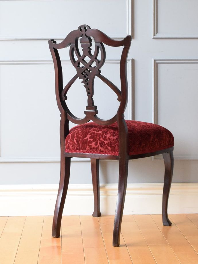 アンティークの美しい椅子、背もたれの装飾が美しいアンティークの 