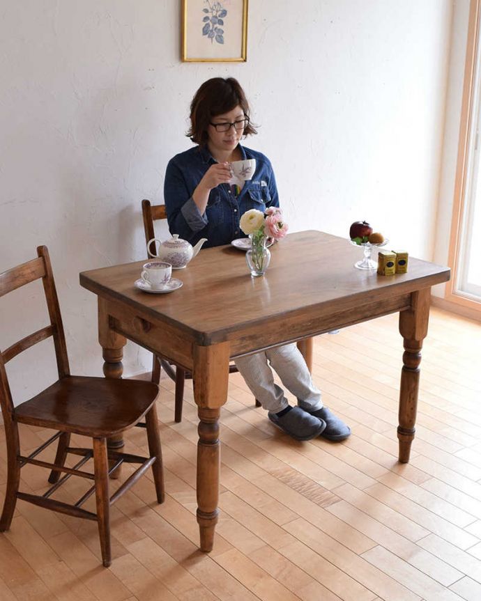 アンティークのテーブル　アンティーク家具　パイン材のアンティーク家具、引き出し付きダイニングテーブル。ほっこりとした表情に癒されますオールドパイン材のテーブルは、独特の木目が特長。(k-1831-f)