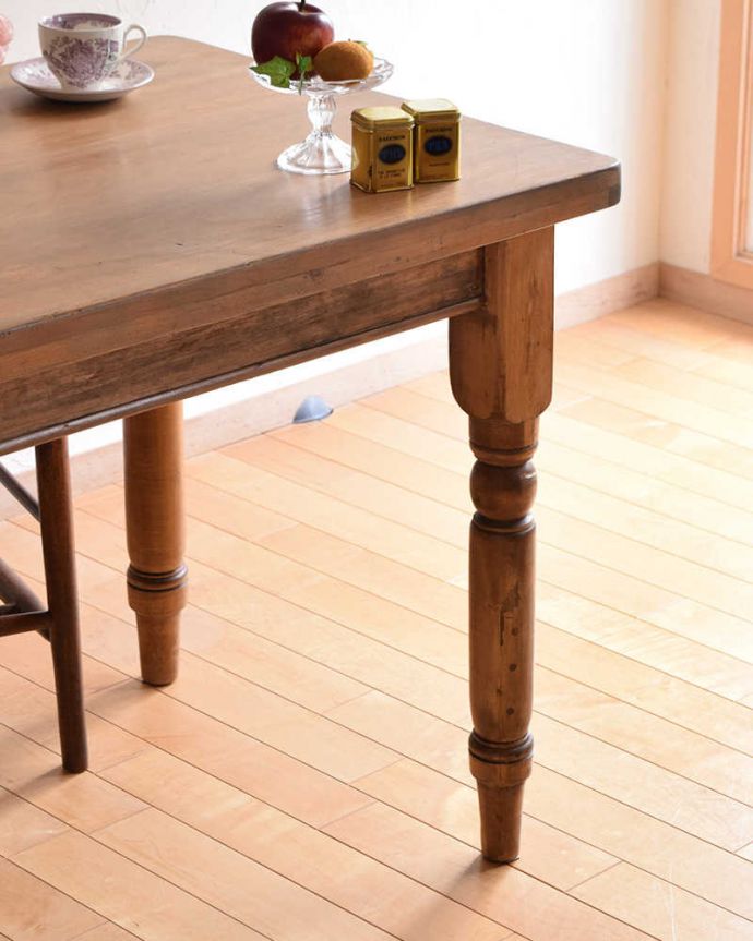 アンティークのテーブル　アンティーク家具　パイン材のアンティーク家具、引き出し付きダイニングテーブル。ポコポコっとした可愛らしい脚脚のデザインもぬくもりあるやさしいデザイン。(k-1831-f)