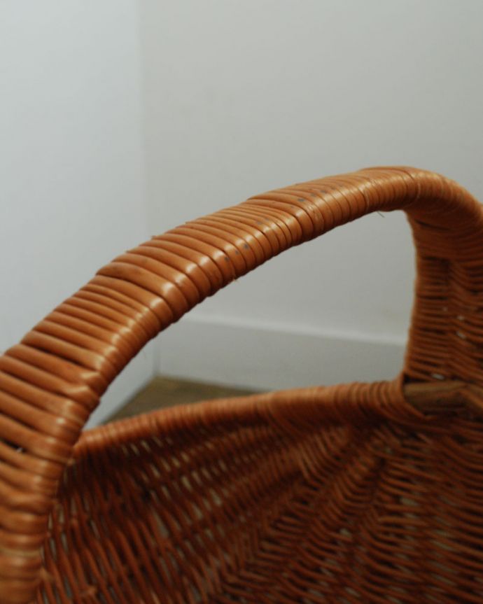 アンティークバスケット　アンティーク雑貨　便利に可愛く収納　イギリスから届いたステキなアンティーク バスケット。ワンハンドルのシンプルで使いやすいデザインです。(k-1831-z)