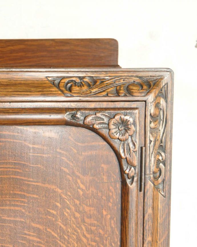 サイドボード　アンティーク家具　英国アンティーク家具、オーク材の上品なサイドボード。角にもお花の装飾。(k-1832-f)
