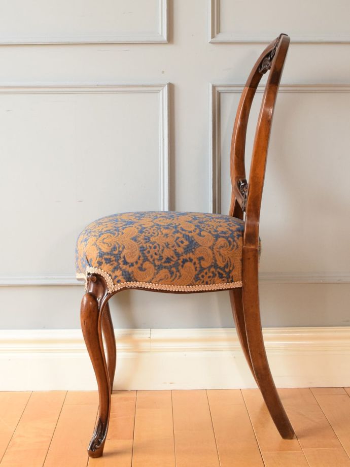 イギリスから届いたアンティークの椅子、透かし彫りが豪華なバルーン 
