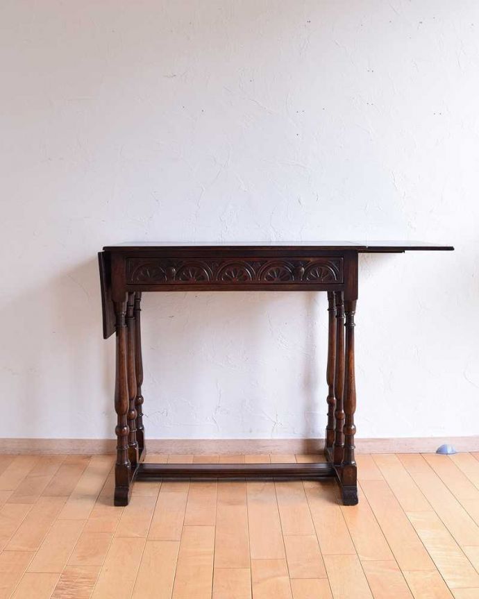 アンティークのテーブル　アンティーク家具　玄関で使える優雅な英国アンティーク家具、引出し付きのホールテーブル。片方だけ開いても使えます3WAYで使えるから、片側だけ開いた状態でもOK。(k-1833-f)